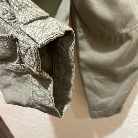 Banana Republic cargo capri in olive green/ sage color. Comes w/ matching belt. - Picture 13 of 16